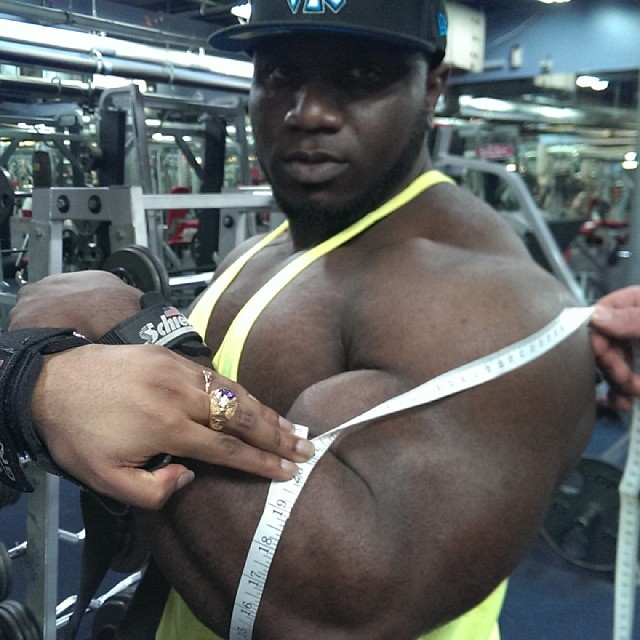Akim Williams p�i m��en� p�edlokt� o obvodu 48 cm