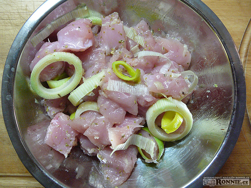 Ke kr�t�m prs�m p�id�me olej, �esnek, p�rek, oregano, s�l a pep�.