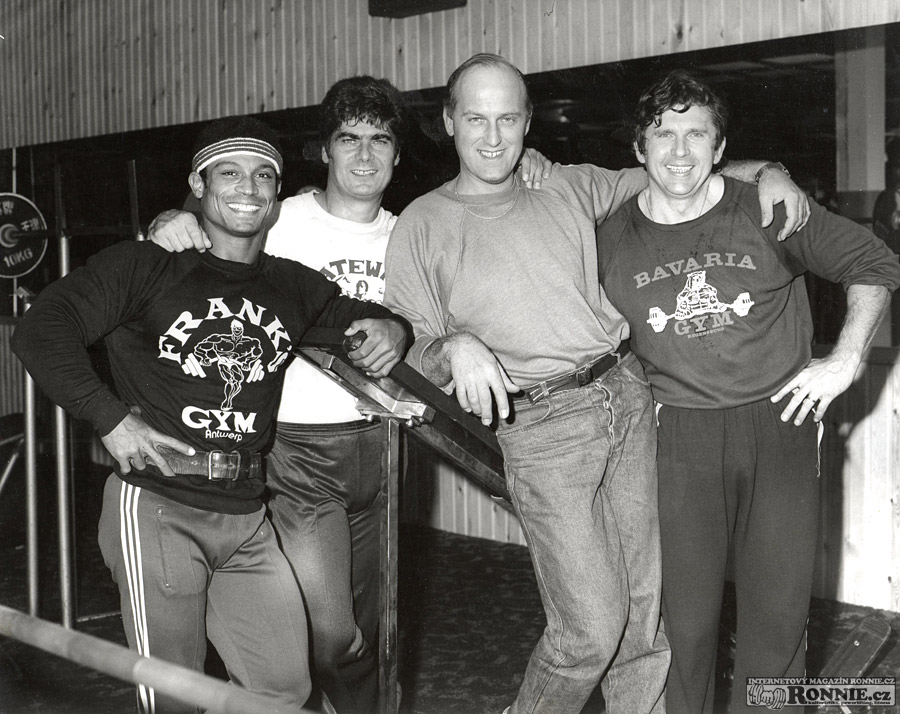 Mr. Olympia 1982 v Lond�n� - zleva Makkawy, ��f britsk� IFBB Ron Davis, holandsk� promot�r a Lud�k Nosek