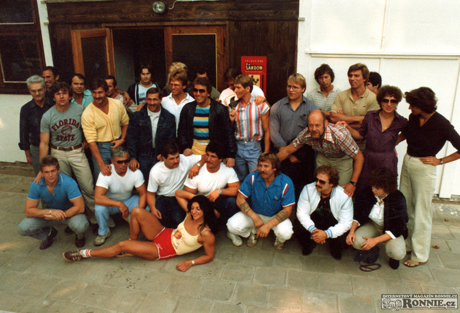 1982 - p�ed starou posilovnou TJ Sandow, prost�edn� �ada zleva Ji�� Zaj��ek, Lud�k Nosek a zahrani�n� ��astn�ci GP Sandow - USA, NDR, NSR, �v�carsko, Belgie, Holandsko