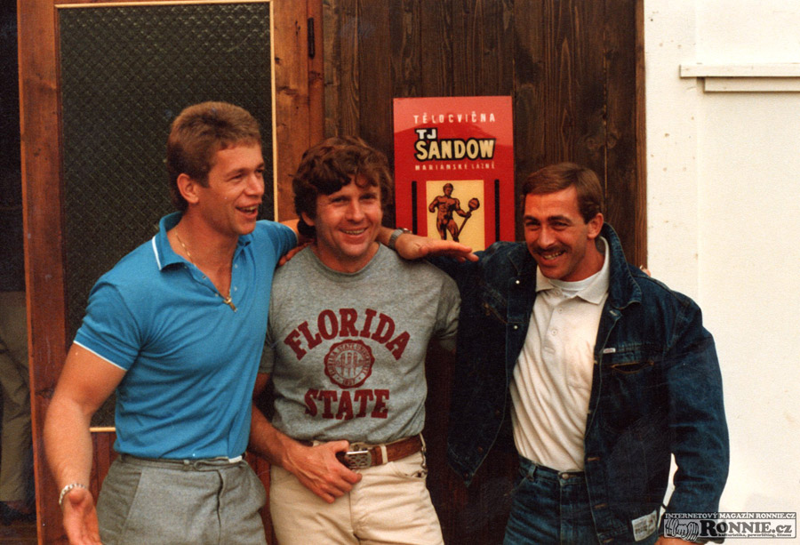 1982 - p�ed posilovnou Sandow, zleva holandsk� tren�r, Lud�k Nosek, Appie Steinbeck