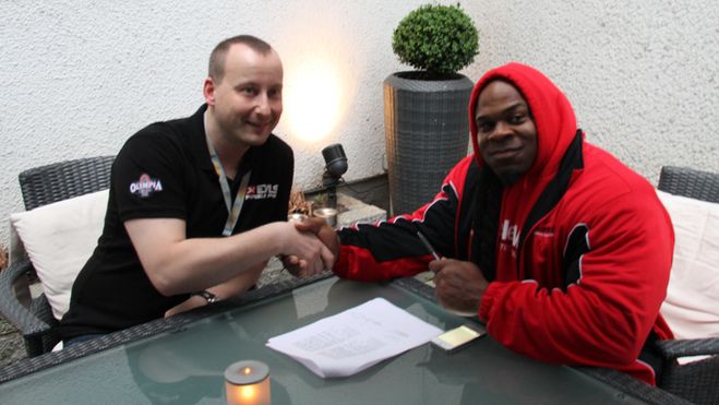 Kai Greene p�i podpisu smlouvy o spolupr�ci s po�adateli Olympia Amateur Europe 2014