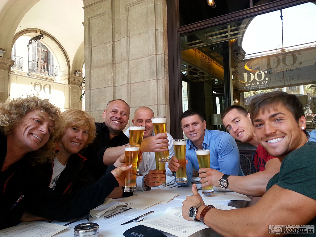�esk� v�prava p�i n�vratu z mistrovstv� Evropy 2014 - zastaven� v Barcelon�