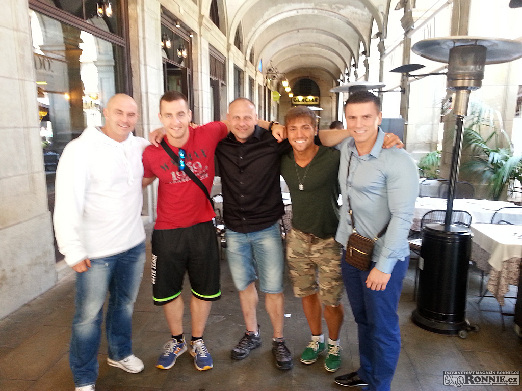 �esk� v�prava p�i n�vratu z mistrovstv� Evropy 2014 - zastaven� v Barcelon�