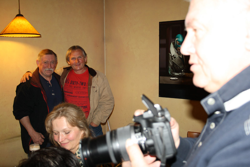 Vzadu Franti�ek Vr�na, P�emysl Perbeck� a Lenka Va��skov�, v pop�ed� Karel Tuh��ek