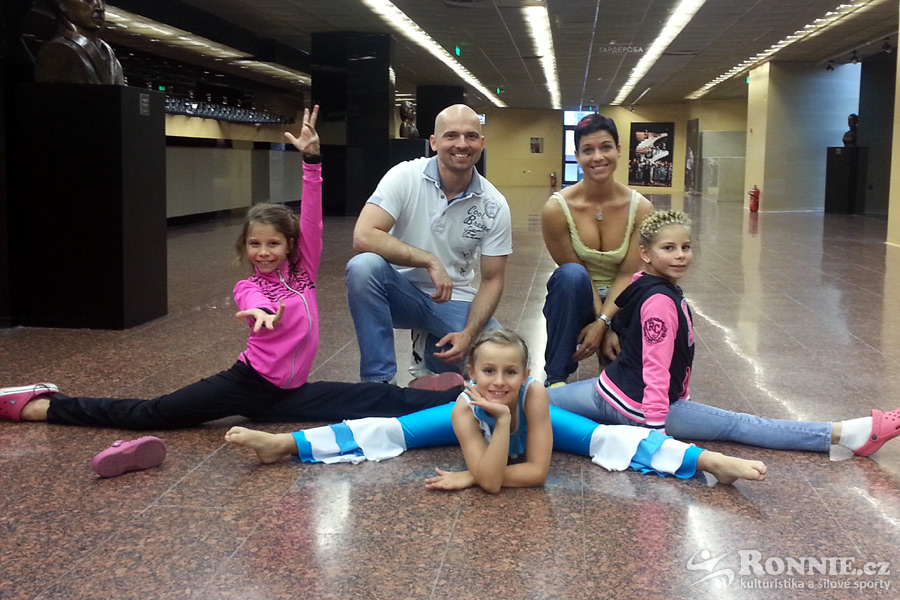 Eli�ka Pokorn�, Nela Laurichov� a Krist�na Dubcov� - za nimi Michaela R��i�kov� a Martin Jebas