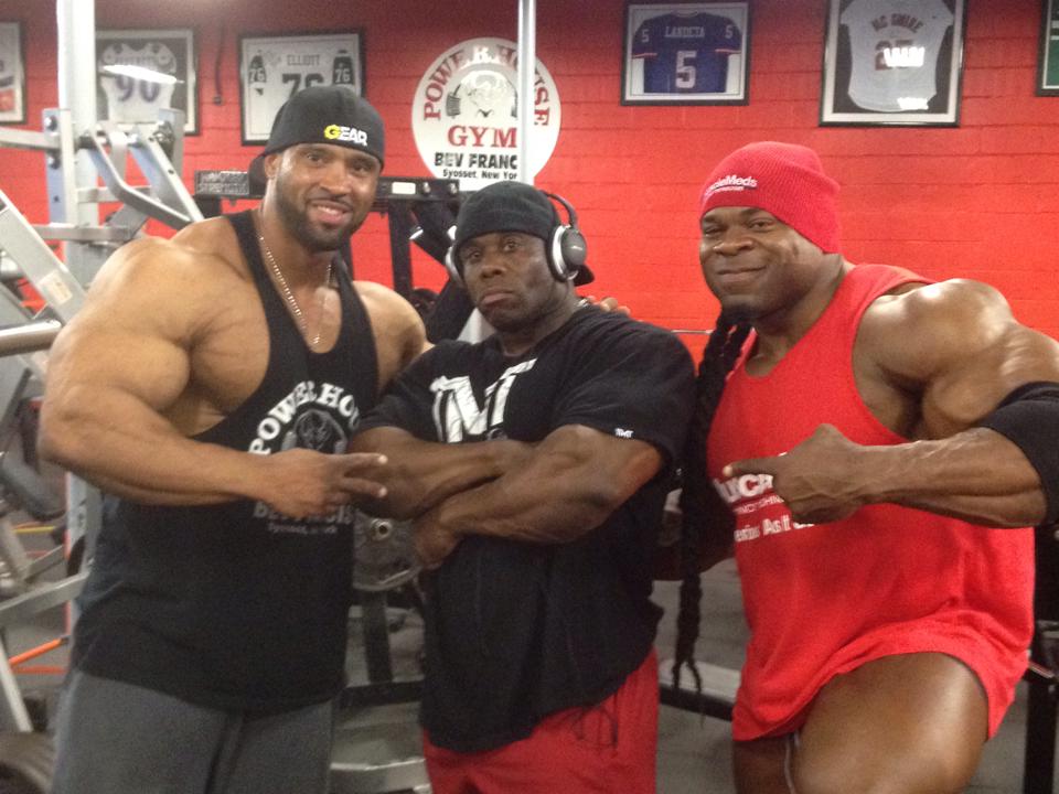 Kai Greene po boku Juana Morela a Kevina Englishe