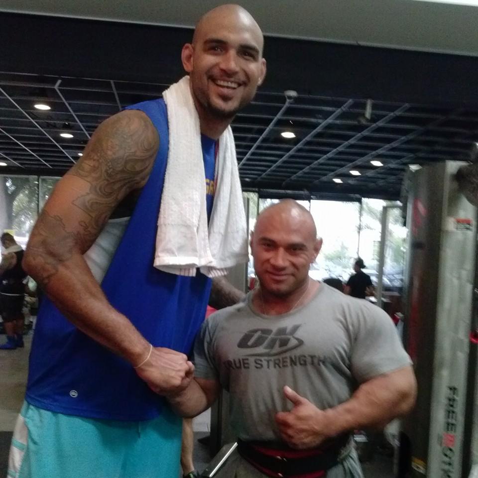 Robert Sacre a Pedro Barron