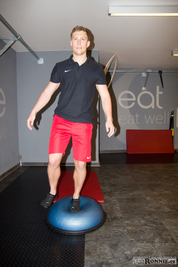Stoj na bosu na jedn� noze a stabilizace