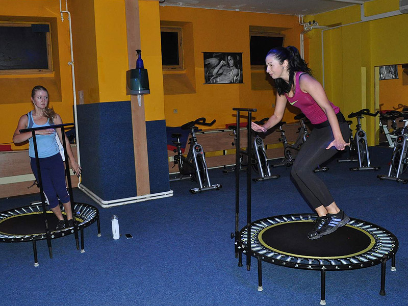 Jumping - stru�n� o cvi�en� na mal�ch trampol�nk�ch