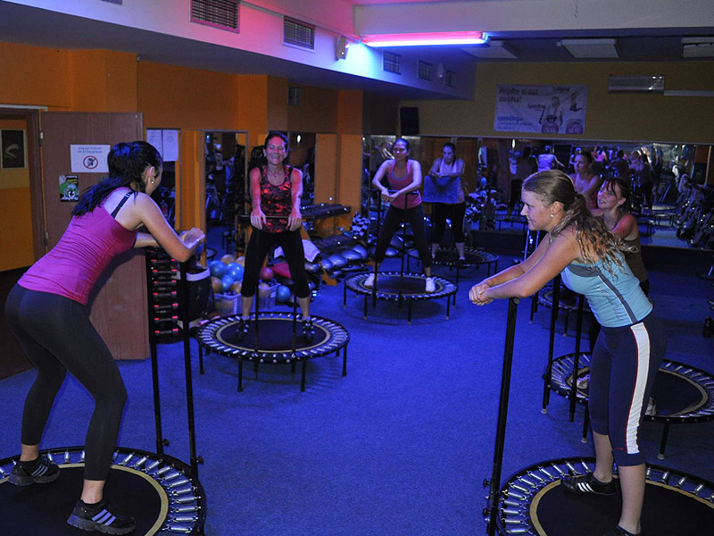 Jumping - stru�n� o cvi�en� na mal�ch trampol�nk�ch