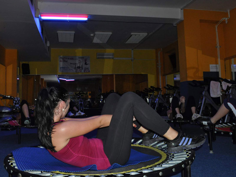 Jumping - stru�n� o cvi�en� na mal�ch trampol�nk�ch