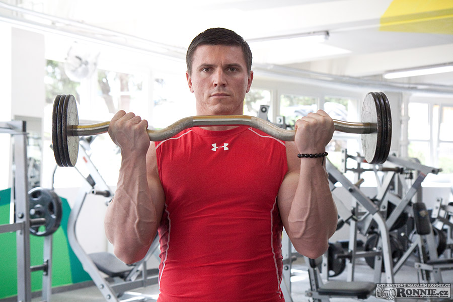 Bicepsov� zdvih s EZ �inkou�