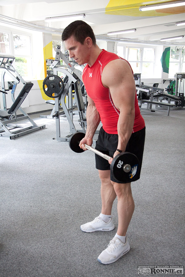 �Cheatingov� bicepsov� zdvih