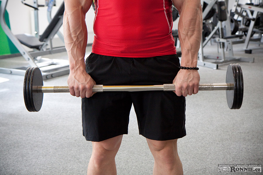 Bicepsov� zdvih nadhmatem�