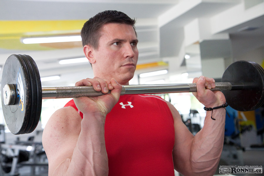 Bicepsov� zdvih nadhmatem�
