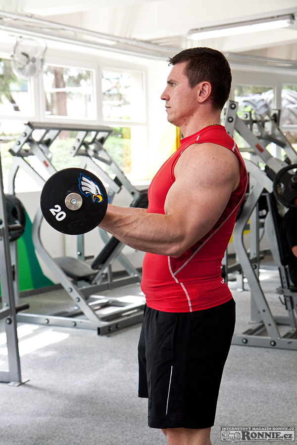 �Bicepsov� zdvih s velkou �inkou