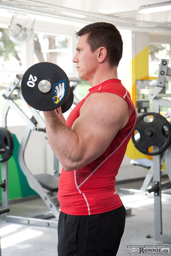 �Bicepsov� zdvih s velkou �inkou
