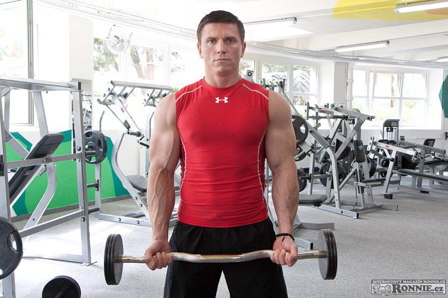 Bicepsov� zdvih s EZ �inkou