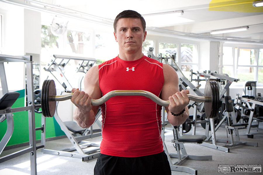 Bicepsov� zdvih s EZ �inkou