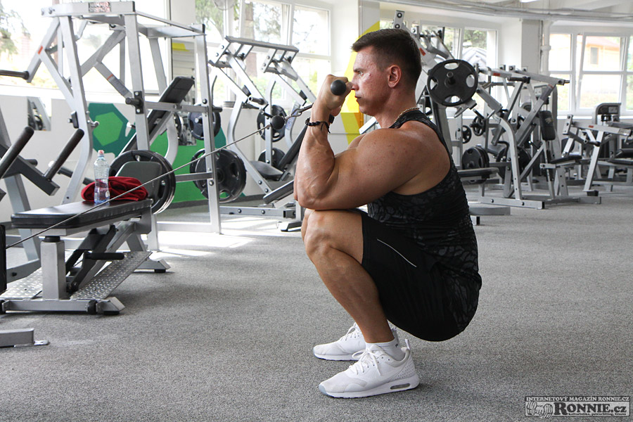 Bicepsov� zdvih na spodn� kladce�