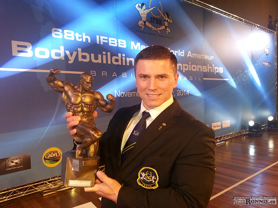 Vja�eslav Vinogradov s 18 kg v��c� trofej� pro absolutn�ho v�t�ze