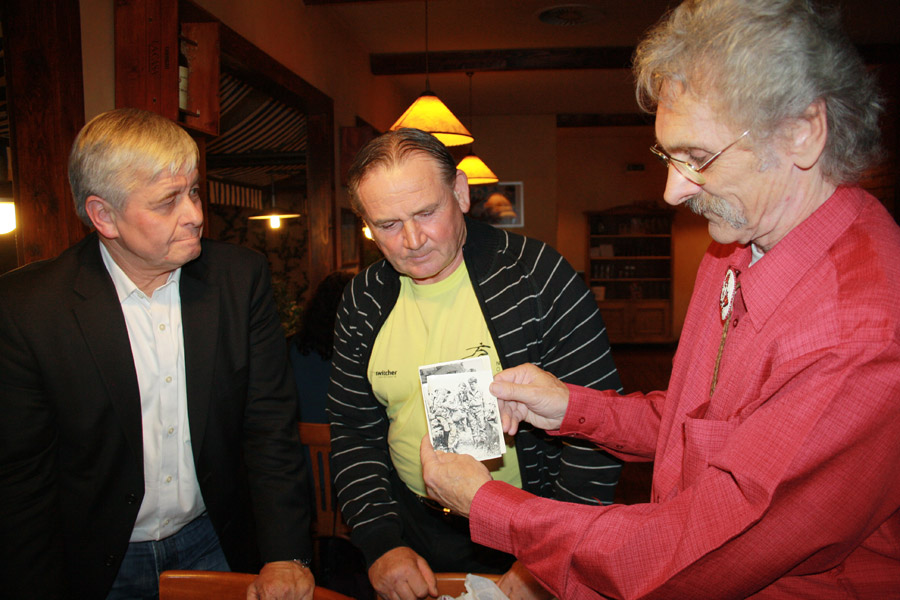 Zleva Josef �tainer, P�emysl Perbeck� a Anton�n Pluha� prezentuj�c� sv�j v�cvik v�sadk��e