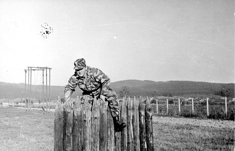 1966 - voj. �tvar v Hole�ov�: v�sadk�� Pluha� na p�ek�k�ch