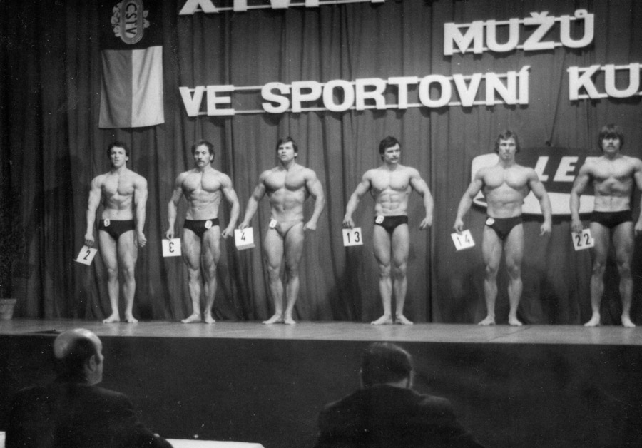 1982 - oblast. p�ebor Kunovice: prvn� zleva Jaroslav Kulovan�, t�et� zleva P�emysl Perbeck�