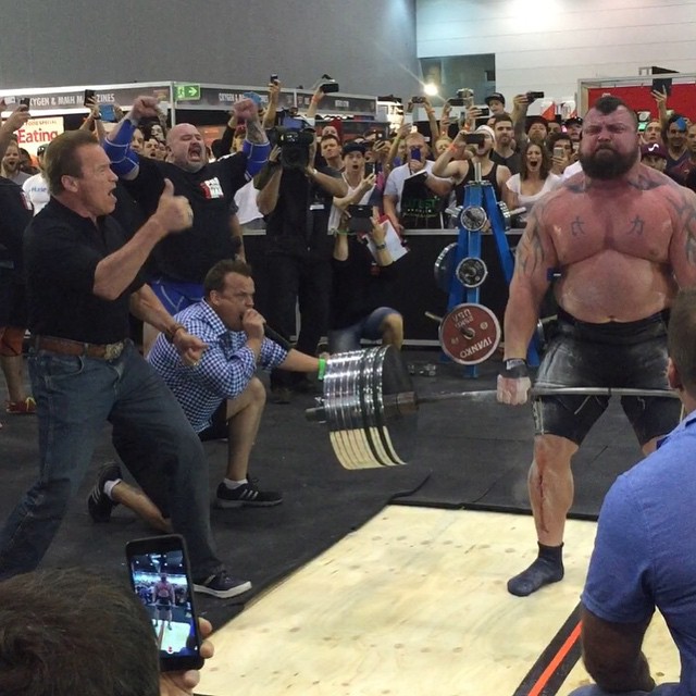 Arnold Schwarzenegger a Eddie Hall p�i mrtv�m tahu se 462 kg!