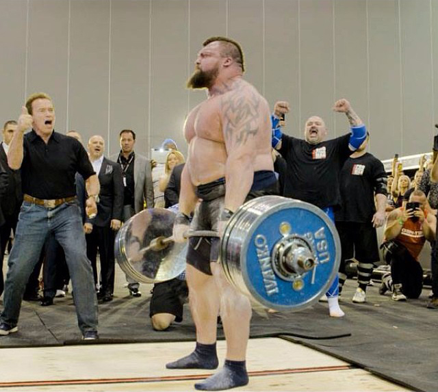 Arnold Schwarzenegger a Eddie Hall p�i mrtv�m tahu se 462 kg!