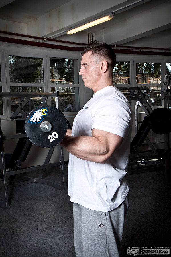 �Bicepsov� zdvih s velkou �inkou