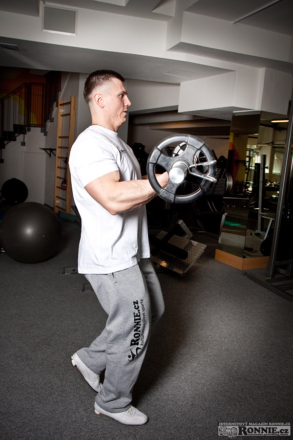 Bicepsov� zdvih s velkou �inkou v b�hu�