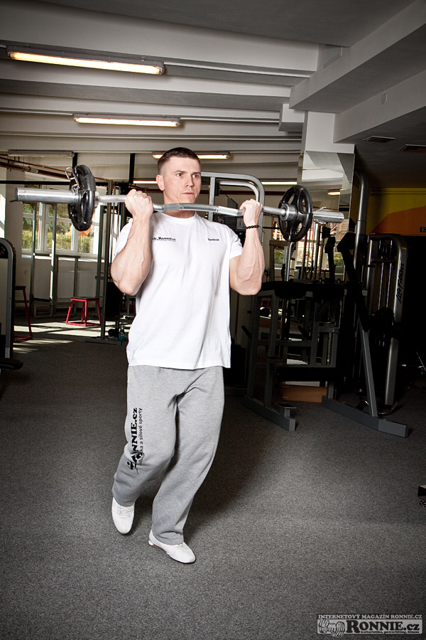 Bicepsov� zdvih s velkou �inkou v b�hu�