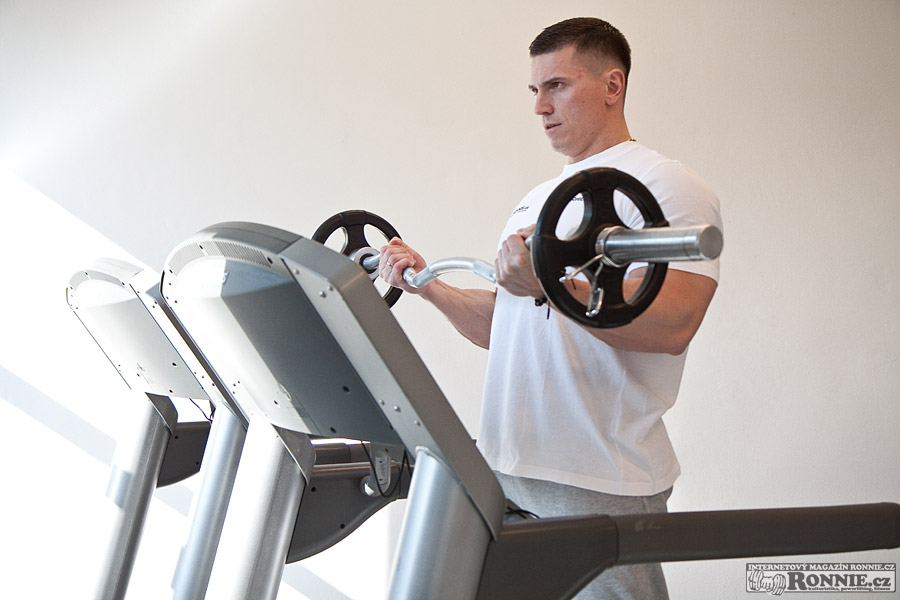 Bicepsov� zdvih s velkou �inkou v b�hu�