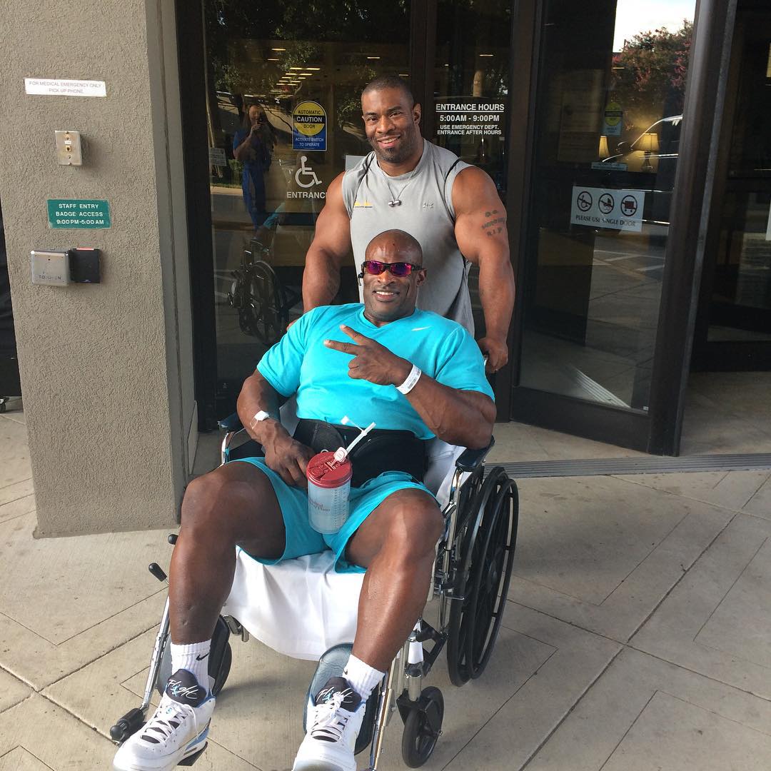 Ronnie Coleman v doprovodu Coryho Mathewse opou�t� nemocnici