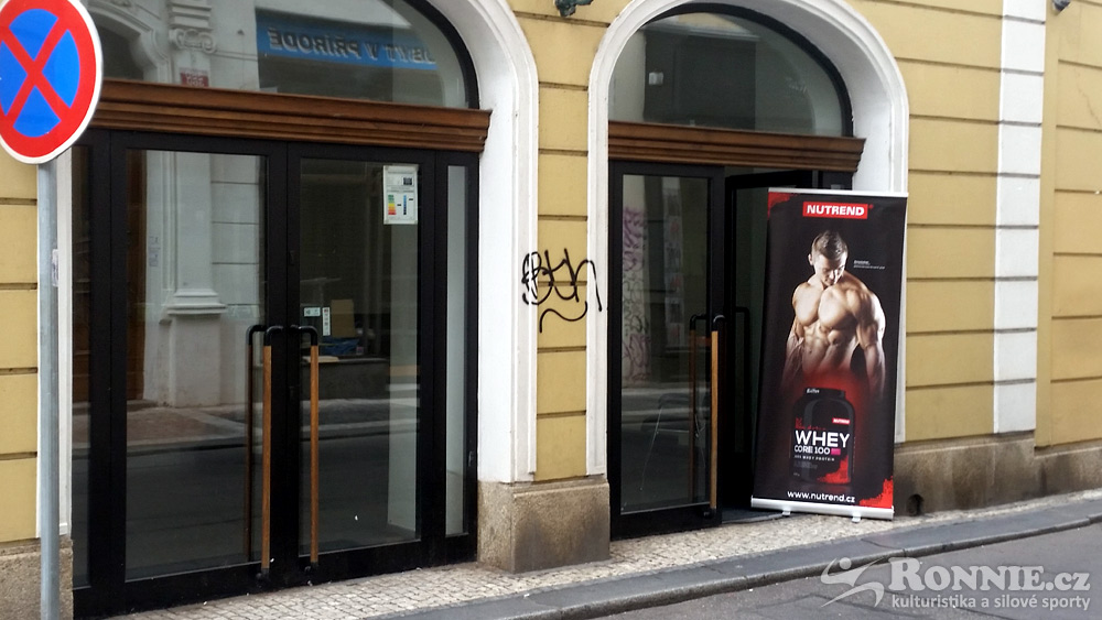 Whey Core od Nutrendu jako znamen� u vchodu kina Per�t�n, �e jdou z�vodn�ci spr�vn�... :)