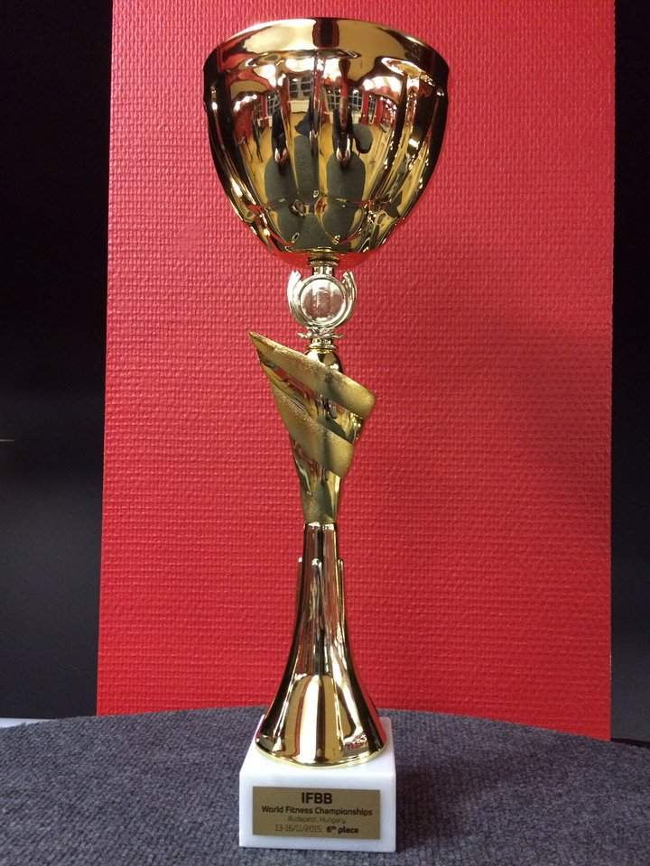 Trofej za �est� m�sto na MS ve fitness 2015