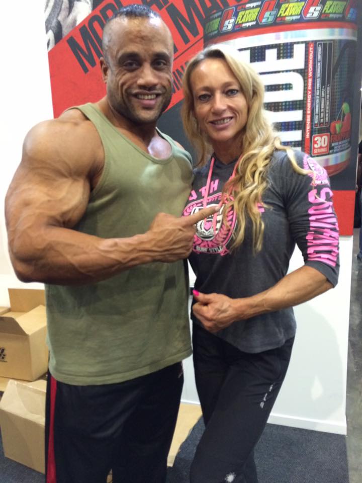 Margita Z�molov� s absolutn�m v�t�zem Arnold Classic Africa 2016 v kulturistice mu�� Earlem Abrahamsem