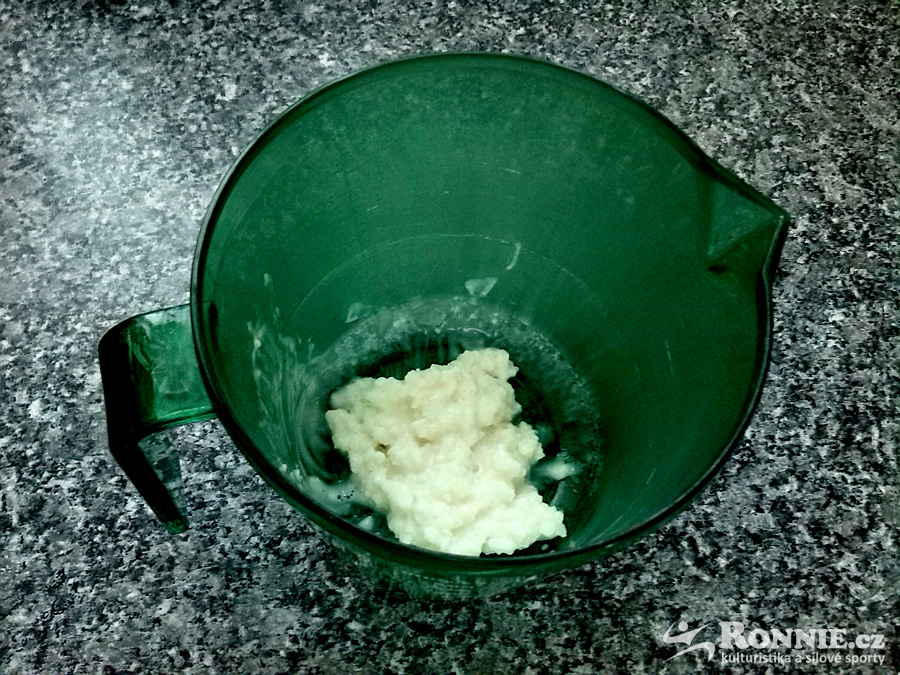 Kef�rovou houbu vlo��me do n�doby.