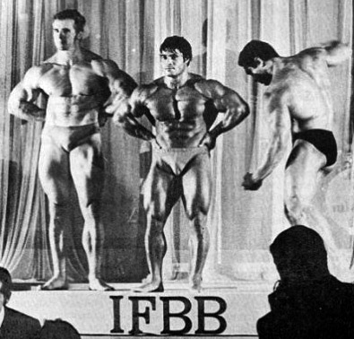 Franco Columbu uprost�ed (1970)