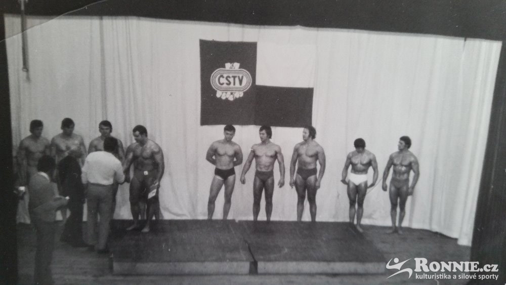 Poh�r Radot�na 1974 - vyhla�ov�n� v�sledk� - cenu p�eb�r� v�t�z �t�p�n Kozl�k - zprava Zradi�ka, Perbeck�, Sl�ma, Dufek, Florian