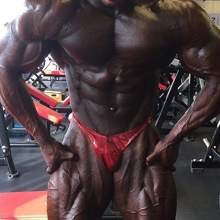 Azeez Salu p�i fotografov�n� den po sout�i pro magaz�n Flex