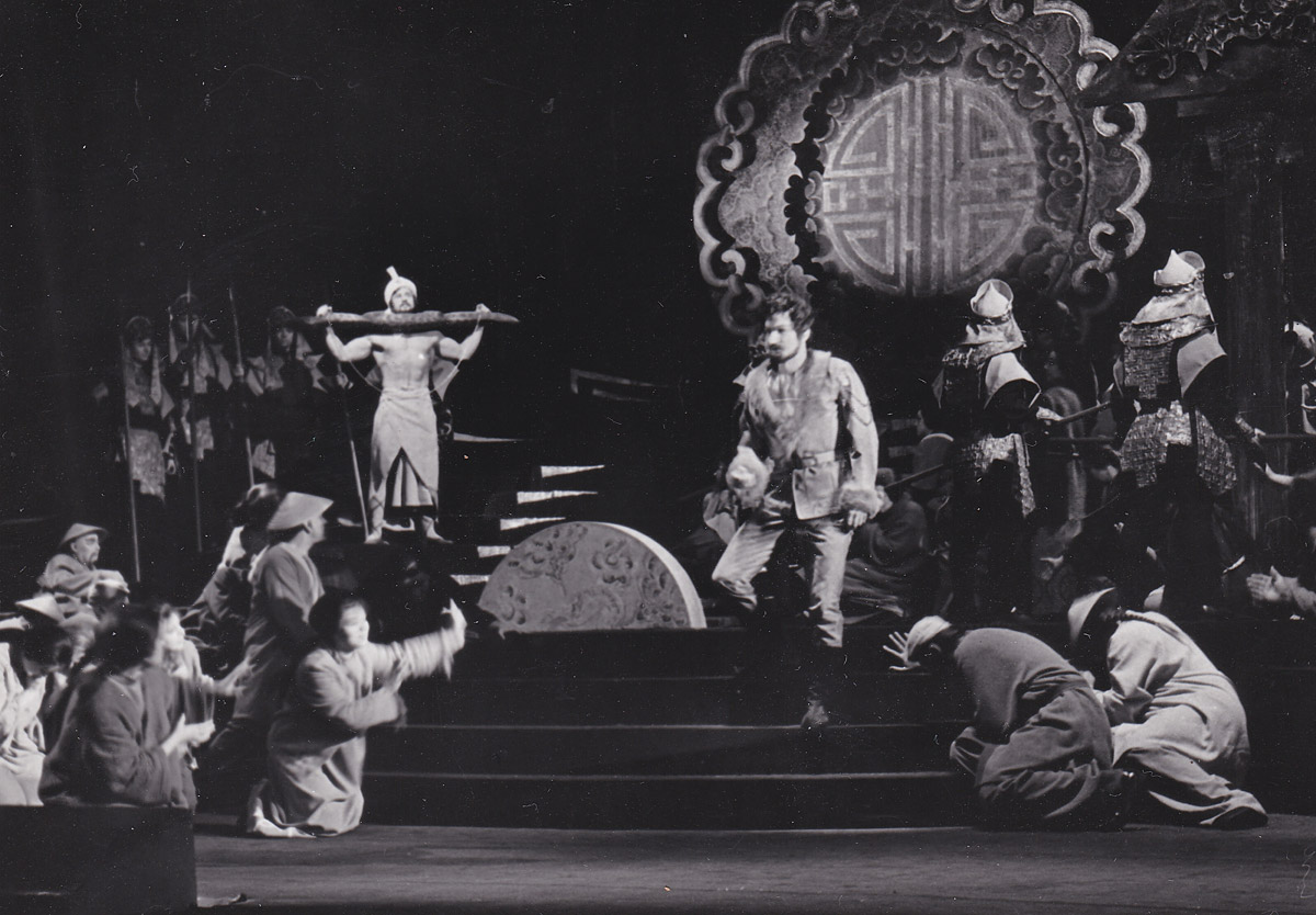 1976 - plze�sk� Divadlo J.K.Tyla � hra Turandot � Pavel Nesn�dal (uprost�ed) � Persk� princ