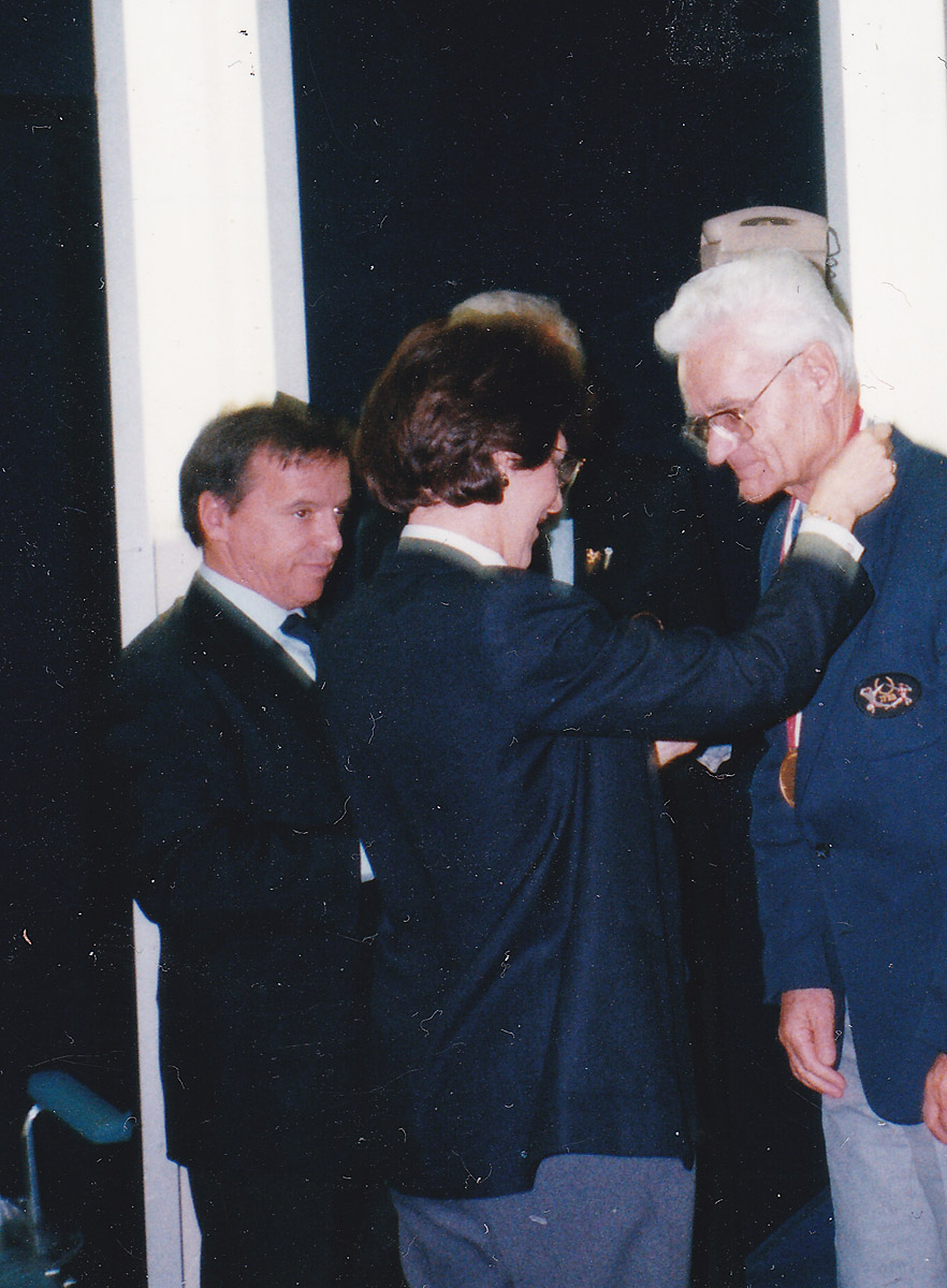 1997 � Ji�� Zaj��ek dekorov�n st��brnou medial� IFBB - vlevo prezident IFBB Rafael Santonja � b�hem MS v Praze