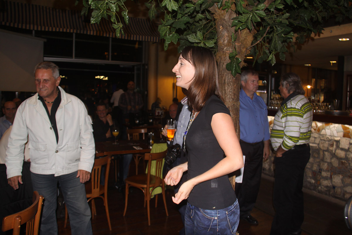 Zp�vaj�c� Jitka Osi�kov�