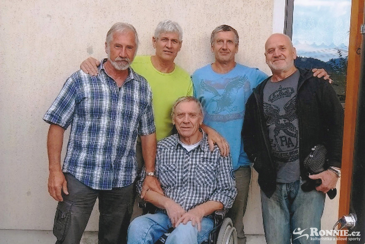 Srpen 2014, D���n � setk�n� kulturist� po letech � zleva Pavel Nesn�dal, Jan Havel, Anton�n Kintr, Milan Popelka a dole Olda Popelka