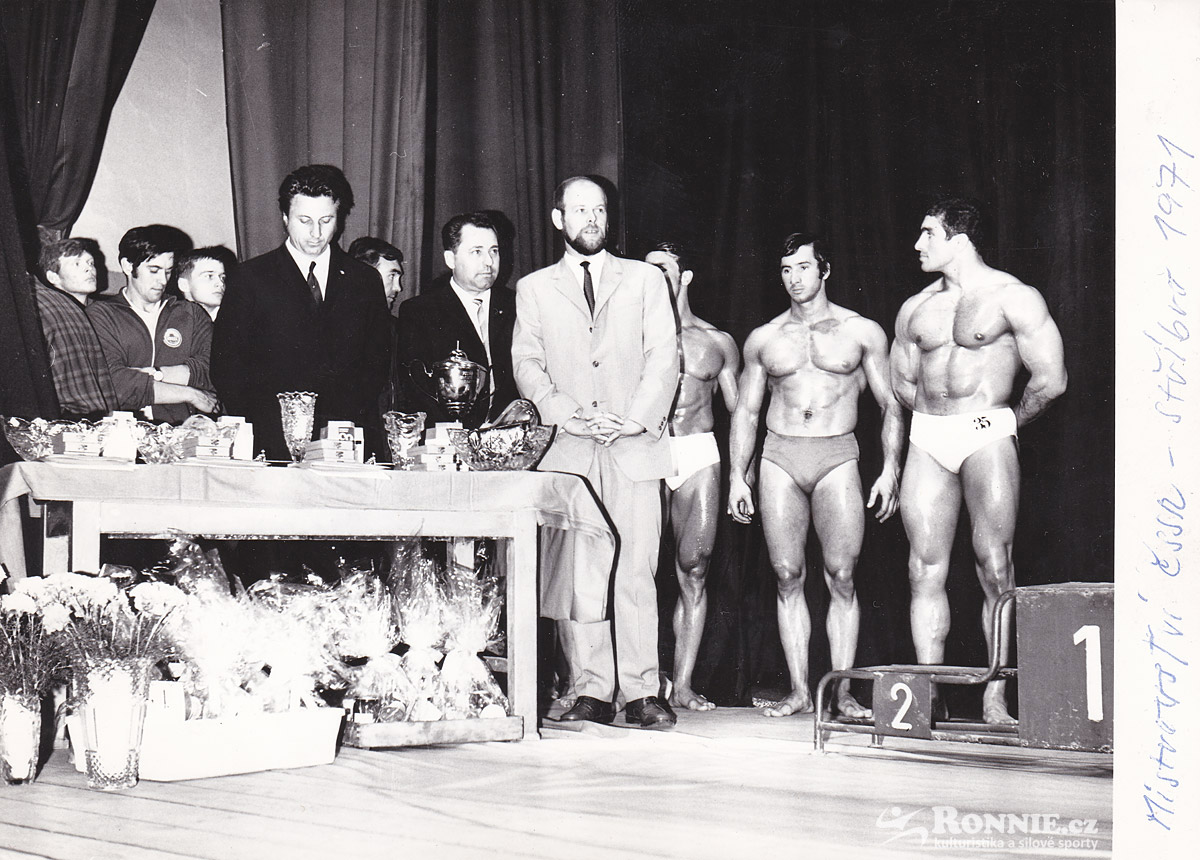 1971 - st��bro na mistrovstv� �SSR � zprava Jaroslav Satina, Pavel Nesn�dal, Ladislav Kl�ri a ve sv�tl�m obleku Ivan Mare� (�editel sout�e a klubu ve St��b�e)