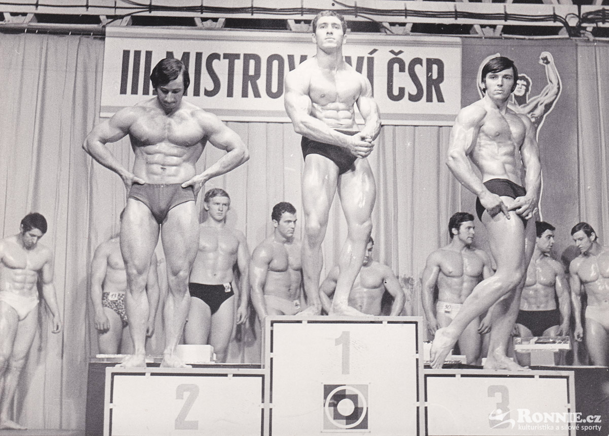 1971 Ostrava � mistrovstv� �SSR � medailist� zleva Pavel Nesn�dal, Jaroslav Satina, Jozef Scott, vzadu zleva Ji�� Mazuch, Josef Vesel�, Alois Pek, Miroslav Kub� (bench-press 190 kg), Petr Tr�vnik, Ji�� (neup�esn�no) a Bob Div�lek