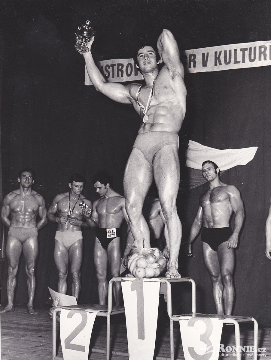 1970 Plze� - mistrovstv� �SR � v�t�z Pavel Nesn�dal � vzadu zleva Josef Barto�, Bob Div�lek, Ji�� Mazuch a Otto Dole�al 